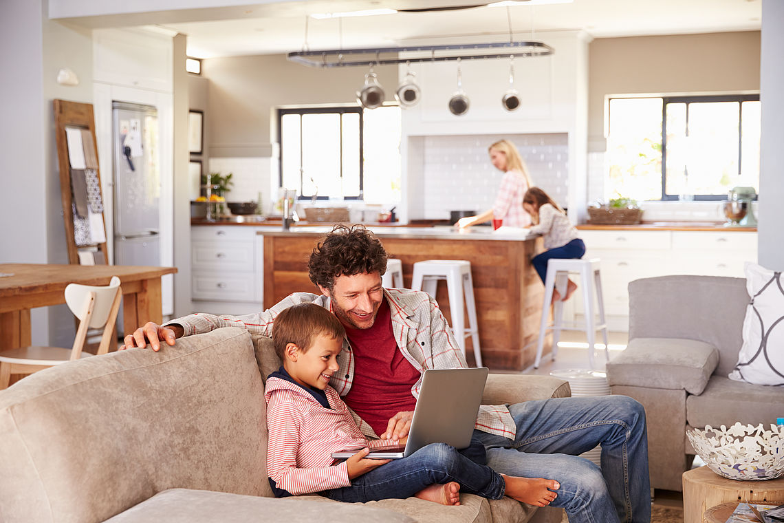 Speziell bei größeren Finanzierungen wie einem Wohnungskauf oder Hausbau schützen Versicherungen Ihre Familie